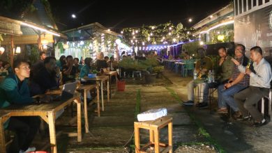 Tiga narasumber dan moderator dalam acara Ngorbol Politik di Warkop Jiwaku Bagansiapiapi, Sabtu (2/12/2023)