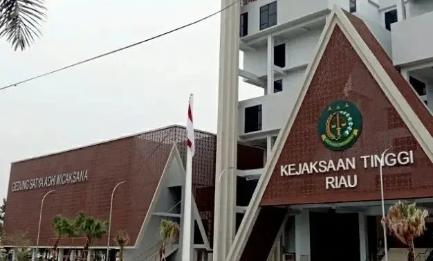 Gedung Kejati Riau di Jalan Jenderal Sudirman Pekanbaru, Riau.