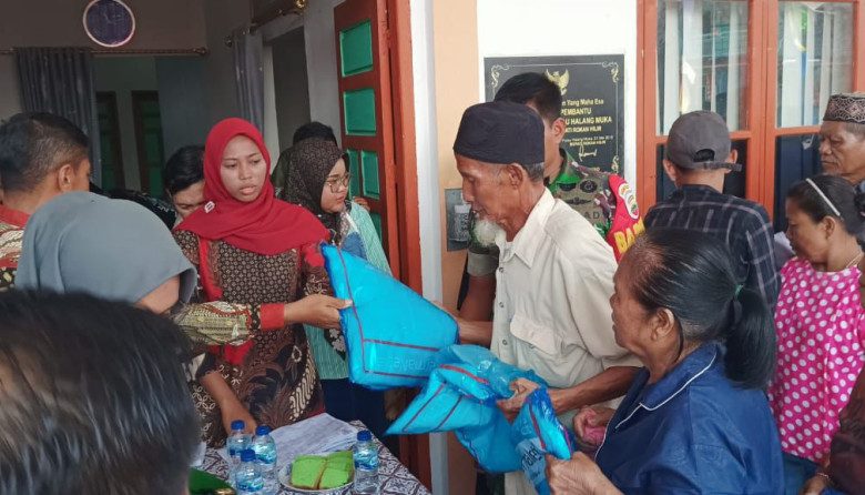 Pembagian Kelambu Berinsektisida kepada Masyarakat di Panipahan, Kecamatan Pasir Limau Kapas
